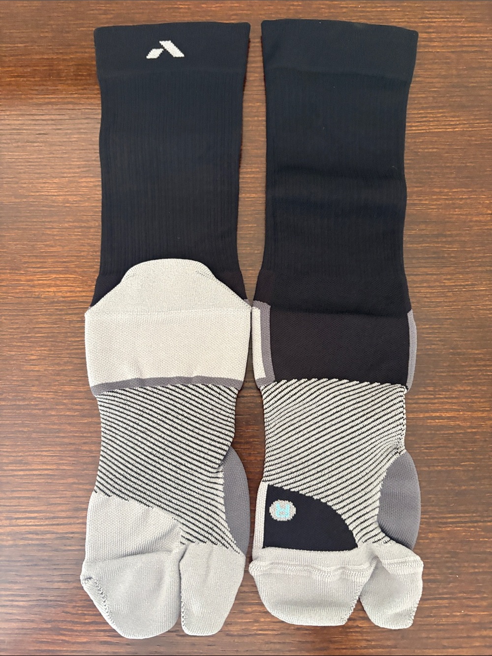 Black and Gray Split-Toe Performance Socks crew length size Large new